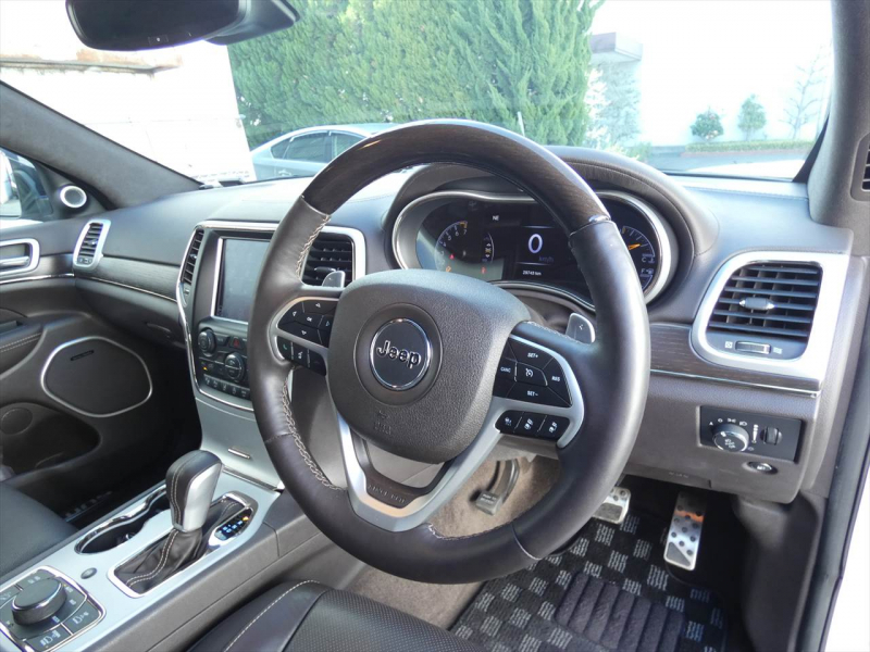 ジープ グランドチェロキー ｻﾐｯﾄ　茶革 ﾌﾟｯｼｭｽﾀｰﾄ&ｽﾄｯﾌﾟ ｼｰﾄﾋｰﾀｰ ﾅﾋﾞTV ﾊﾟﾉﾗﾏｻﾝﾙｰﾌ ﾊｰﾏﾝｶｰﾄﾞﾝｻｳﾝﾄﾞ 純正20ｲﾝﾁAW ﾌﾛﾝﾄｻｲﾄﾞﾊﾞｯｸｶﾒﾗ　2年保証