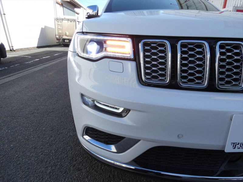 ジープ グランドチェロキー ｻﾐｯﾄ　茶革 ﾌﾟｯｼｭｽﾀｰﾄ&ｽﾄｯﾌﾟ ｼｰﾄﾋｰﾀｰ ﾅﾋﾞTV ﾊﾟﾉﾗﾏｻﾝﾙｰﾌ ﾊｰﾏﾝｶｰﾄﾞﾝｻｳﾝﾄﾞ 純正20ｲﾝﾁAW ﾌﾛﾝﾄｻｲﾄﾞﾊﾞｯｸｶﾒﾗ　2年保証