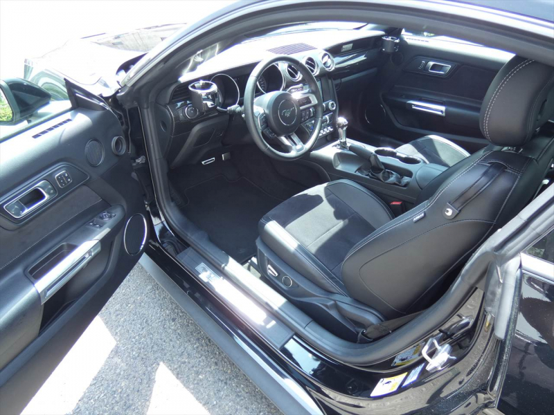 フォード マスタング ｴｺﾌﾞｰｽﾄ ﾌﾟﾚﾐｱﾑ　2018年ﾓﾃﾞﾙ 新並 黒革ｽﾎﾟｰﾂｼｰﾄ ｼｰﾄﾋｰﾀｰ＆ｸｰﾗｰ AppleCarPlay&AndoroidAuto SYNC3ﾀｯﾁﾃﾞｨｽﾌﾟﾚｲ ETC　2年保証