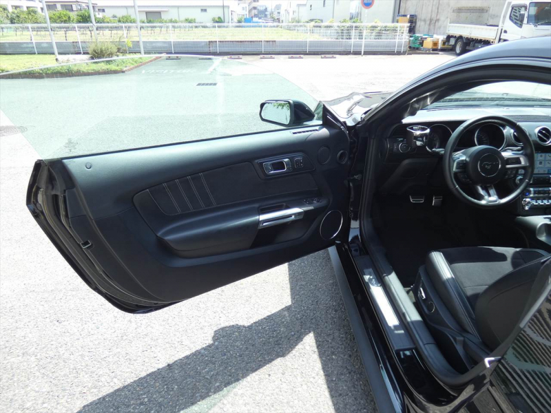 フォード マスタング ｴｺﾌﾞｰｽﾄ ﾌﾟﾚﾐｱﾑ　2018年ﾓﾃﾞﾙ 新並 黒革ｽﾎﾟｰﾂｼｰﾄ ｼｰﾄﾋｰﾀｰ＆ｸｰﾗｰ AppleCarPlay&AndoroidAuto SYNC3ﾀｯﾁﾃﾞｨｽﾌﾟﾚｲ ETC　2年保証