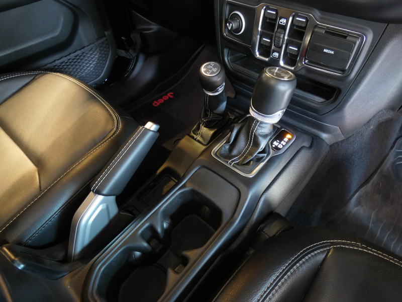 ジープ ラングラー ｱﾝﾘﾐﾃｯﾄﾞ ｻﾊﾗ　正規D車 2020yﾓﾃﾞﾙ 黒革 ｼｰﾄﾋｰﾀｰ 純正ﾅﾋﾞTV 社外ｵｰﾄｽﾃｯﾌﾟ 社外F&Rﾊﾞﾝﾊﾟｰ LEDﾍｯﾄﾞﾗｲﾄ　2年保証