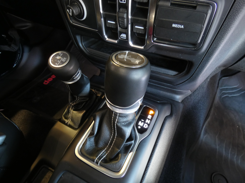 ジープ ラングラー ｱﾝﾘﾐﾃｯﾄﾞ ｻﾊﾗ　正規D車 2020yﾓﾃﾞﾙ 黒革 ｼｰﾄﾋｰﾀｰ 純正ﾅﾋﾞTV 社外ｵｰﾄｽﾃｯﾌﾟ 社外F&Rﾊﾞﾝﾊﾟｰ LEDﾍｯﾄﾞﾗｲﾄ　2年保証