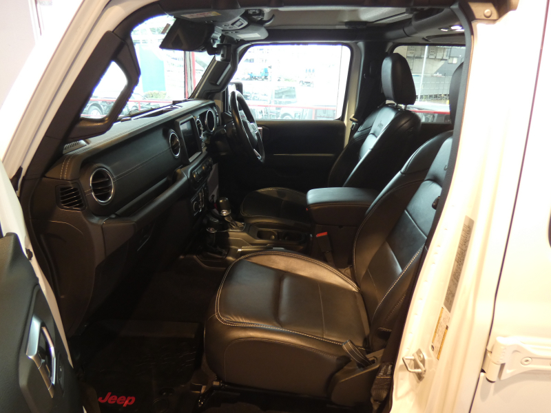 ジープ ラングラー ｱﾝﾘﾐﾃｯﾄﾞ ｻﾊﾗ　正規D車 2020yﾓﾃﾞﾙ 黒革 ｼｰﾄﾋｰﾀｰ 純正ﾅﾋﾞTV 社外ｻｲﾄﾞｽﾃｯﾌﾟ 社外17ｲﾝﾁAW LEDﾍｯﾄﾞﾗｲﾄ　2年保証