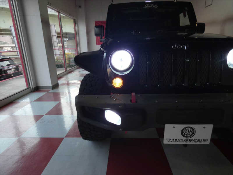 ジープ ラングラー ｱﾝﾘﾐﾃｯﾄﾞ ｽﾎﾟｰﾂ　2016年ﾓﾃﾞﾙ 正規D車 USﾊﾞﾝﾊﾟｰ MKW17ｲﾝﾁAW ﾌﾗｯﾄｵｰﾊﾞｰﾌｪﾝﾀﾞｰ ﾏｯﾄﾞﾀｲﾔ ｸﾙｺﾝ　2年保証