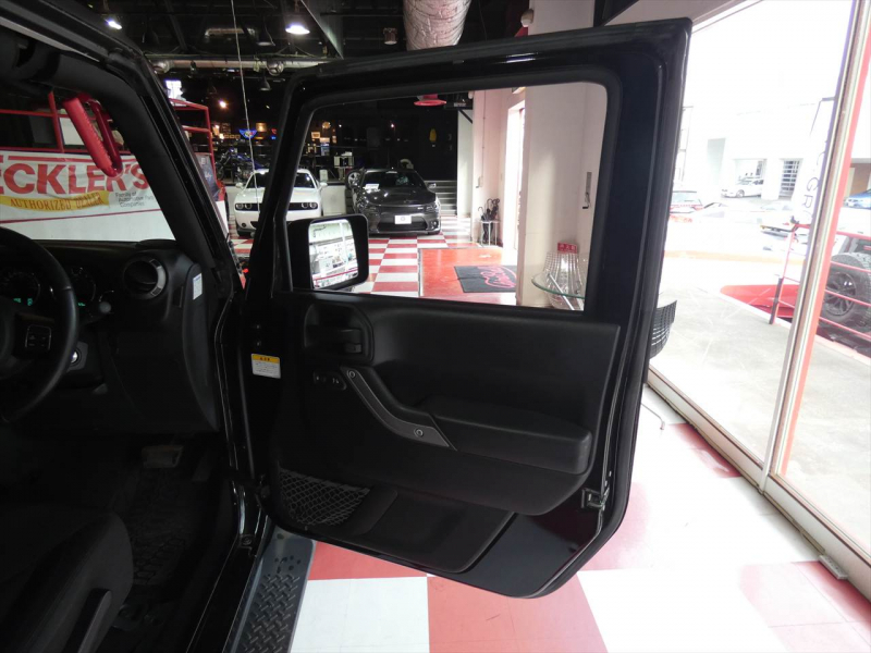 ジープ ラングラー ｱﾝﾘﾐﾃｯﾄﾞ ｽﾎﾟｰﾂ　2016年ﾓﾃﾞﾙ 正規D車 USﾊﾞﾝﾊﾟｰ MKW17ｲﾝﾁAW ﾌﾗｯﾄｵｰﾊﾞｰﾌｪﾝﾀﾞｰ ﾏｯﾄﾞﾀｲﾔ ｸﾙｺﾝ　2年保証