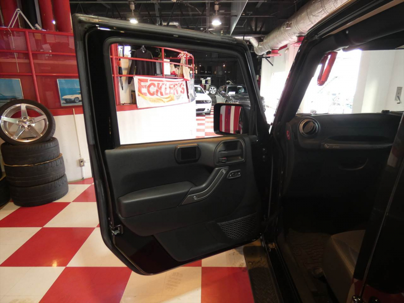 ジープ ラングラー ｱﾝﾘﾐﾃｯﾄﾞ ｽﾎﾟｰﾂ　2016年ﾓﾃﾞﾙ 正規D車 USﾊﾞﾝﾊﾟｰ MKW17ｲﾝﾁAW ﾌﾗｯﾄｵｰﾊﾞｰﾌｪﾝﾀﾞｰ ﾏｯﾄﾞﾀｲﾔ ｸﾙｺﾝ　2年保証