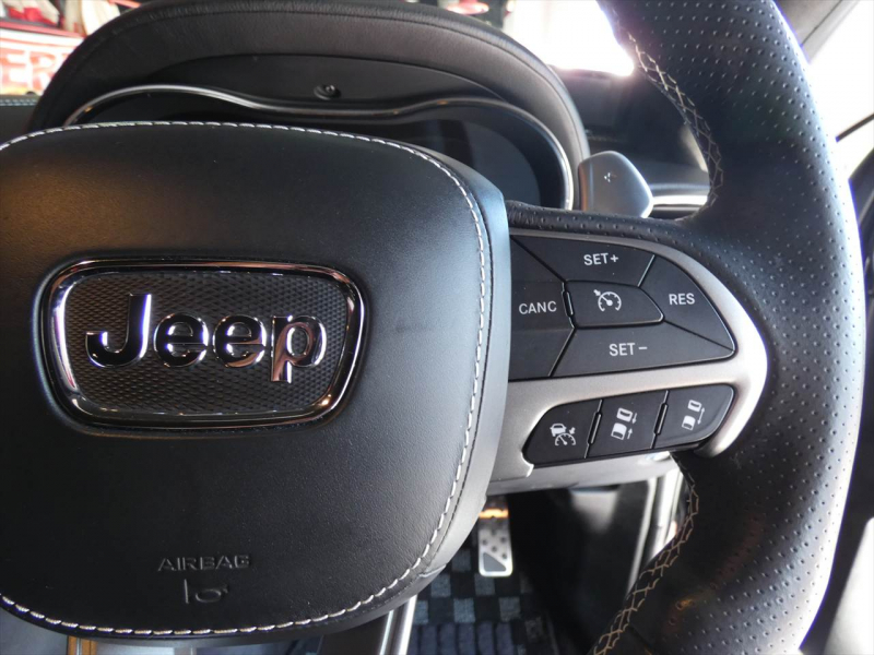 ジープ グランドチェロキー SRT8　正規D車 2017yﾓﾃﾞﾙ 黒ｺﾝﾋﾞ革 ﾌﾟｯｼｭｽﾀｰﾄ 全席ｼｰﾄﾋｰﾀｰ ｻﾝﾙｰﾌ 純正ﾅﾋﾞTV ﾊｰﾏﾝｶｰﾄﾞﾝ Bｶﾒﾗ　2年保証