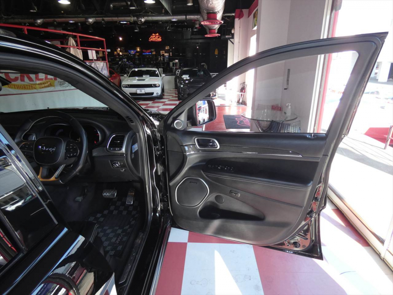 ジープ グランドチェロキー SRT8　正規D車 2017yﾓﾃﾞﾙ 黒ｺﾝﾋﾞ革 ﾌﾟｯｼｭｽﾀｰﾄ 全席ｼｰﾄﾋｰﾀｰ ｻﾝﾙｰﾌ 純正ﾅﾋﾞTV ﾊｰﾏﾝｶｰﾄﾞﾝ Bｶﾒﾗ　2年保証