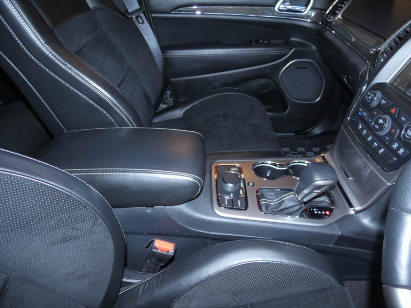 ジープ グランドチェロキー SRT8　正規D車 2017yﾓﾃﾞﾙ 黒ｺﾝﾋﾞ革 ﾌﾟｯｼｭｽﾀｰﾄ 全席ｼｰﾄﾋｰﾀｰ ｻﾝﾙｰﾌ 純正ﾅﾋﾞTV ﾊｰﾏﾝｶｰﾄﾞﾝ Bｶﾒﾗ　2年保証