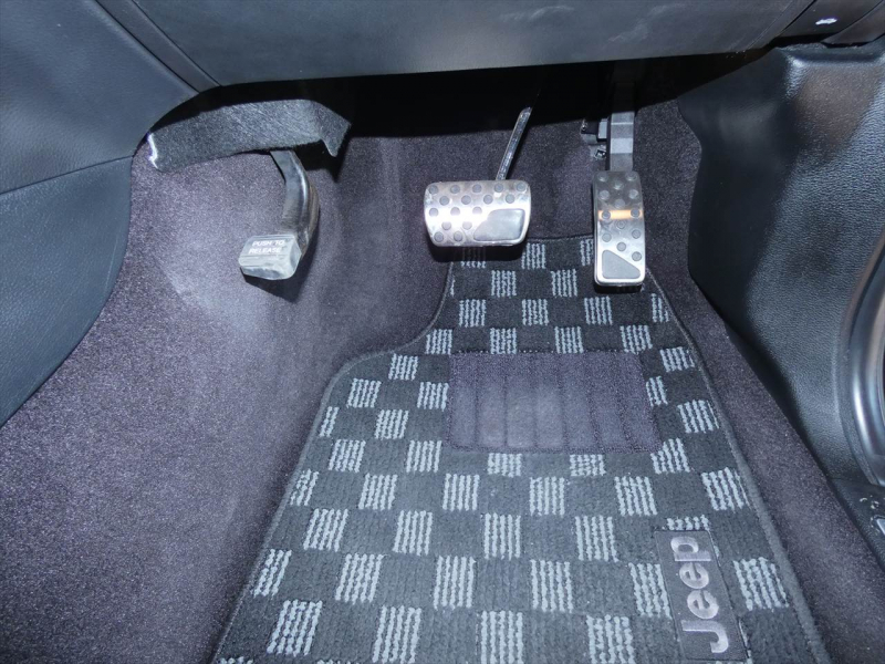 ジープ グランドチェロキー SRT8　正規D車 2017yﾓﾃﾞﾙ 黒ｺﾝﾋﾞ革 ﾌﾟｯｼｭｽﾀｰﾄ 全席ｼｰﾄﾋｰﾀｰ ｻﾝﾙｰﾌ 純正ﾅﾋﾞTV ﾊｰﾏﾝｶｰﾄﾞﾝ Bｶﾒﾗ　2年保証