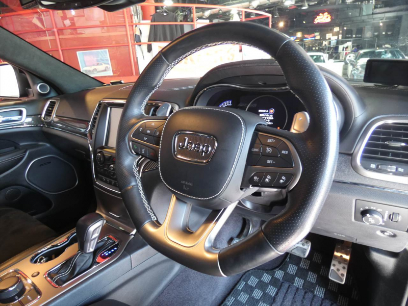 ジープ グランドチェロキー SRT8　正規D車 2017yﾓﾃﾞﾙ 黒ｺﾝﾋﾞ革 ﾌﾟｯｼｭｽﾀｰﾄ 全席ｼｰﾄﾋｰﾀｰ ｻﾝﾙｰﾌ 純正ﾅﾋﾞTV ﾊｰﾏﾝｶｰﾄﾞﾝ Bｶﾒﾗ　2年保証