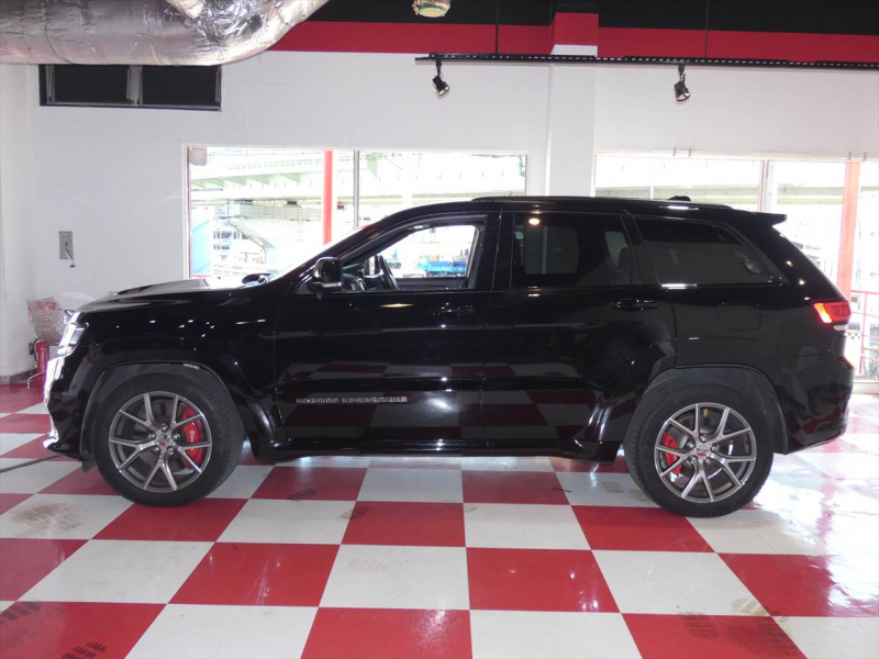 ジープ グランドチェロキー SRT8　正規D車 2017yﾓﾃﾞﾙ 黒ｺﾝﾋﾞ革 ﾌﾟｯｼｭｽﾀｰﾄ 全席ｼｰﾄﾋｰﾀｰ ｻﾝﾙｰﾌ 純正ﾅﾋﾞTV ﾊｰﾏﾝｶｰﾄﾞﾝ Bｶﾒﾗ　2年保証