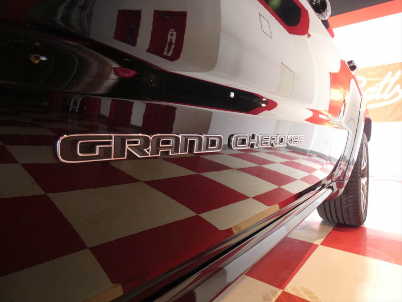 ジープ グランドチェロキー SRT8　正規D車 2017yﾓﾃﾞﾙ 黒ｺﾝﾋﾞ革 ﾌﾟｯｼｭｽﾀｰﾄ 全席ｼｰﾄﾋｰﾀｰ ｻﾝﾙｰﾌ 純正ﾅﾋﾞTV ﾊｰﾏﾝｶｰﾄﾞﾝ Bｶﾒﾗ　2年保証