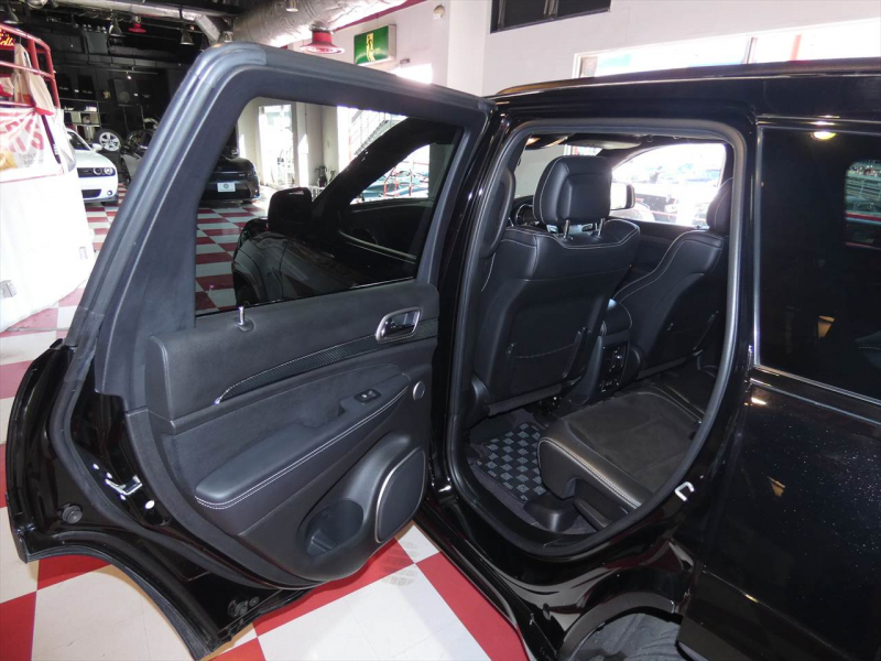 ジープ グランドチェロキー SRT8　正規D車 2017yﾓﾃﾞﾙ 黒ｺﾝﾋﾞ革 ﾌﾟｯｼｭｽﾀｰﾄ 全席ｼｰﾄﾋｰﾀｰ ｻﾝﾙｰﾌ 純正ﾅﾋﾞTV ﾊｰﾏﾝｶｰﾄﾞﾝ Bｶﾒﾗ　2年保証