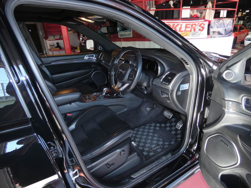 ジープ グランドチェロキー SRT8　正規D車 2017yﾓﾃﾞﾙ 黒ｺﾝﾋﾞ革 ﾌﾟｯｼｭｽﾀｰﾄ 全席ｼｰﾄﾋｰﾀｰ ｻﾝﾙｰﾌ 純正ﾅﾋﾞTV ﾊｰﾏﾝｶｰﾄﾞﾝ Bｶﾒﾗ　2年保証