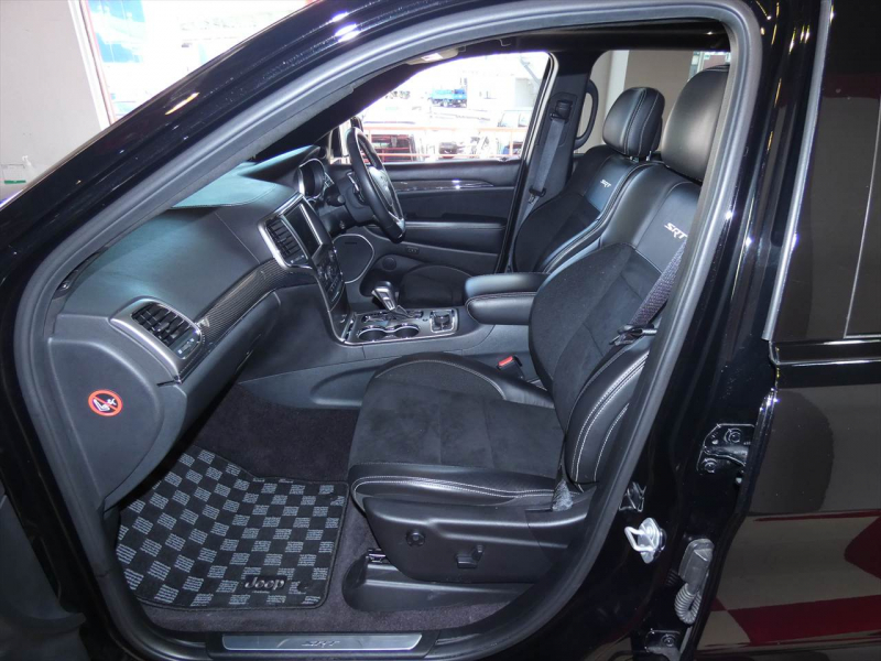 ジープ グランドチェロキー SRT8　正規D車 2017yﾓﾃﾞﾙ 黒ｺﾝﾋﾞ革 ﾌﾟｯｼｭｽﾀｰﾄ 全席ｼｰﾄﾋｰﾀｰ ｻﾝﾙｰﾌ 純正ﾅﾋﾞTV ﾊｰﾏﾝｶｰﾄﾞﾝ Bｶﾒﾗ　2年保証
