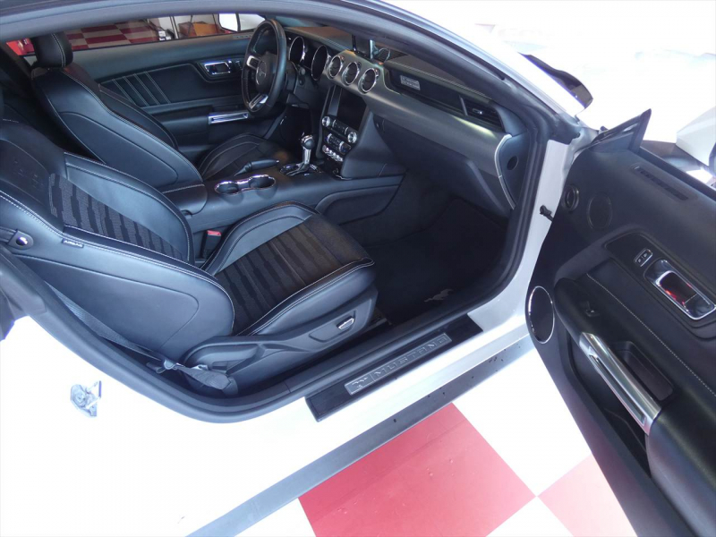 フォード マスタング ｴｺﾌﾞｰｽﾄ　2015yﾓﾃﾞﾙ 50ｲﾔｰｽﾞｴﾃﾞｨｼｮﾝ 正規D車 1ｵｰﾅｰ 黒革ｼｰﾄ ｼｰﾄﾋｰﾀｰ&ｸｰﾗｰ 純正19ｲﾝﾁﾌﾞﾗｯｸAW ﾀｯﾁｽｸﾘｰﾝﾃﾞｨｽﾌﾟﾚｲ Bｶﾒﾗ ETC　2年保証