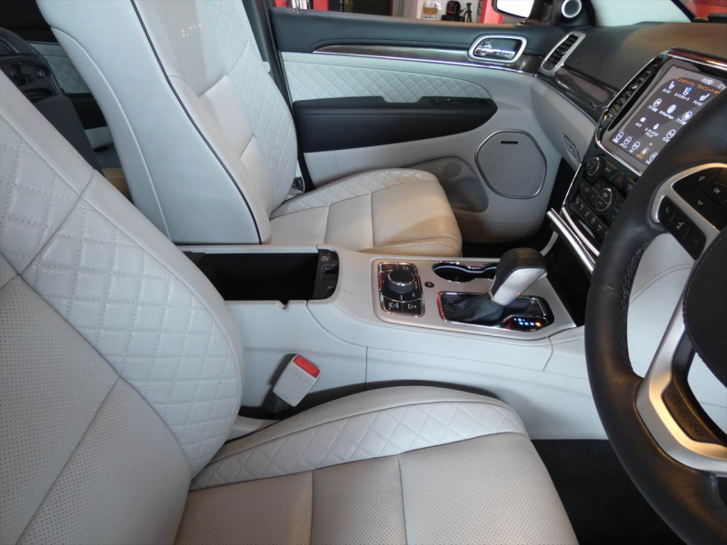 ジープ グランドチェロキー ｻﾐｯﾄ　正規D車 2019yﾓﾃﾞﾙ ﾎﾜｲﾄﾗｸﾞﾅﾚｻﾞｰ ｻﾝﾙｰﾌ 純正20ｲﾝﾁAW Aｶｰﾌﾟﾚｲ Bｶﾒﾗ　2年保証