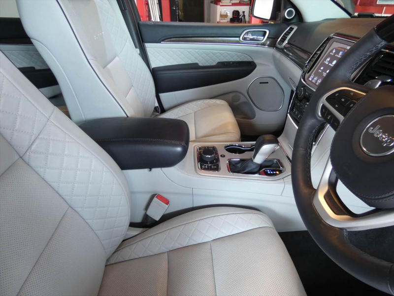 ジープ グランドチェロキー ｻﾐｯﾄ　正規D車 2019yﾓﾃﾞﾙ ﾎﾜｲﾄﾗｸﾞﾅﾚｻﾞｰ ｻﾝﾙｰﾌ 純正20ｲﾝﾁAW Aｶｰﾌﾟﾚｲ Bｶﾒﾗ　2年保証