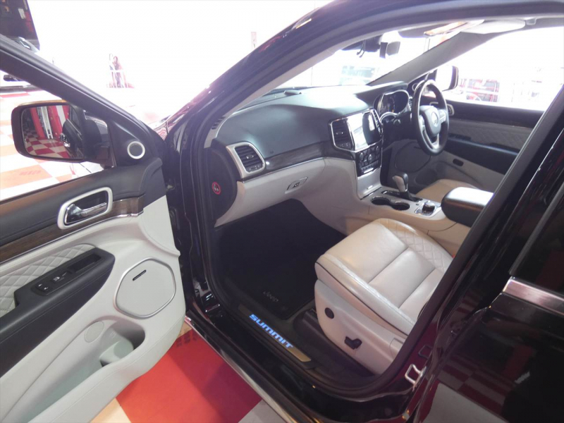 ジープ グランドチェロキー ｻﾐｯﾄ　正規D車 2019yﾓﾃﾞﾙ ﾎﾜｲﾄﾗｸﾞﾅﾚｻﾞｰ ｻﾝﾙｰﾌ 純正20ｲﾝﾁAW Aｶｰﾌﾟﾚｲ Bｶﾒﾗ　2年保証