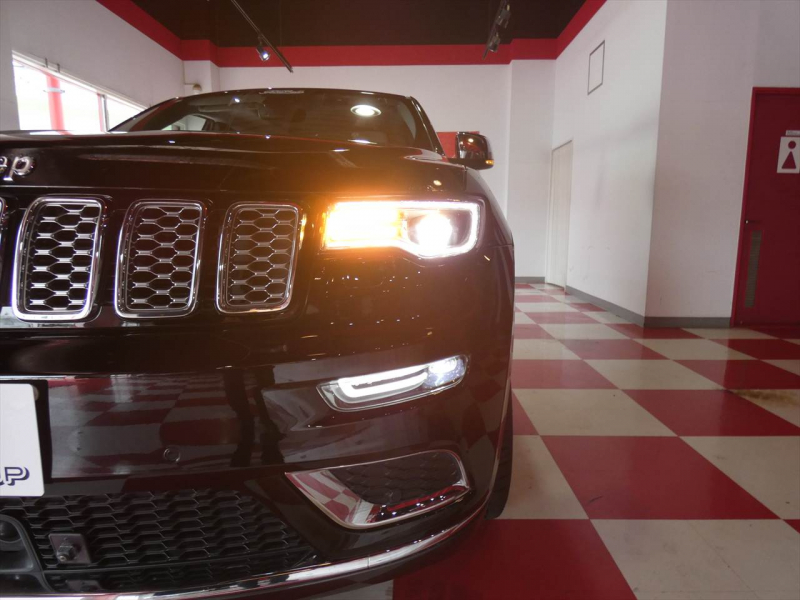 ジープ グランドチェロキー ｻﾐｯﾄ　正規D車 2019yﾓﾃﾞﾙ ﾎﾜｲﾄﾗｸﾞﾅﾚｻﾞｰ ｻﾝﾙｰﾌ 純正20ｲﾝﾁAW Aｶｰﾌﾟﾚｲ Bｶﾒﾗ　2年保証