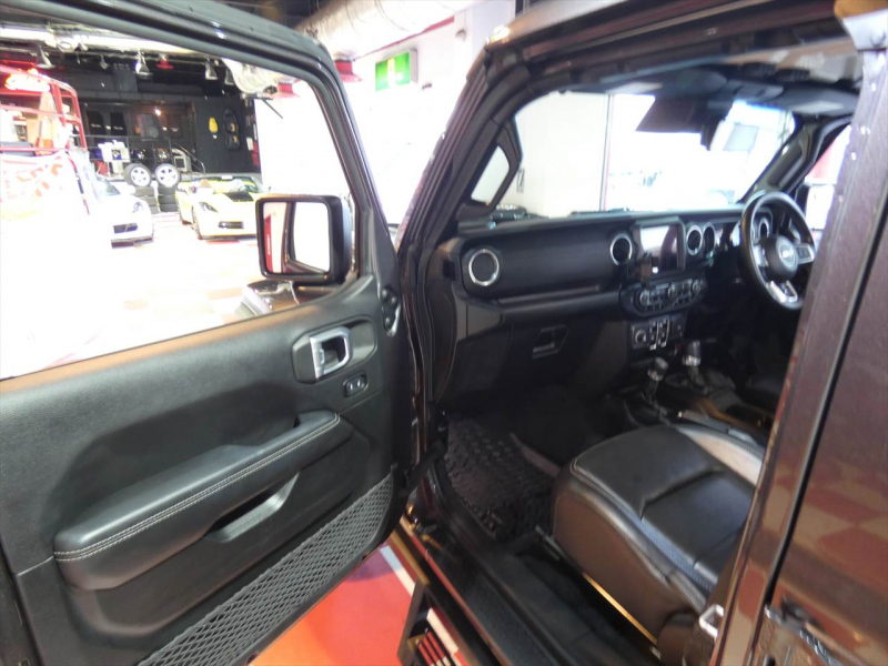 ジープ ラングラー ｱﾝﾘﾐﾃｯﾄﾞ ｻﾊﾗ　正規D車 2020yﾓﾃﾞﾙ 黒革 社外ﾊﾞﾝﾊﾟｰ ﾘﾌﾄｱｯﾌﾟ ｼﾞｪﾌﾟｾﾝ17ｲﾝﾁAW ﾅﾋﾞTV Aｶｰﾌﾟﾚｲ Bｶﾒﾗ　2年保証