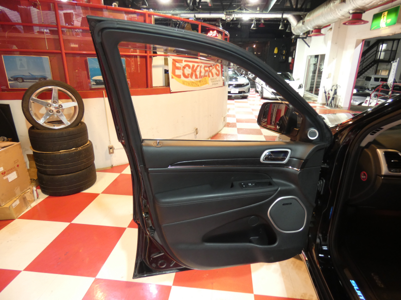 ジープ グランドチェロキー ｻﾐｯﾄ　正規D車 2019yﾓﾃﾞﾙ 黒革 ｻﾝﾙｰﾌ 純正20ｲﾝﾁAW Aｶｰﾌﾟﾚｲ Bｶﾒﾗ　2年保証