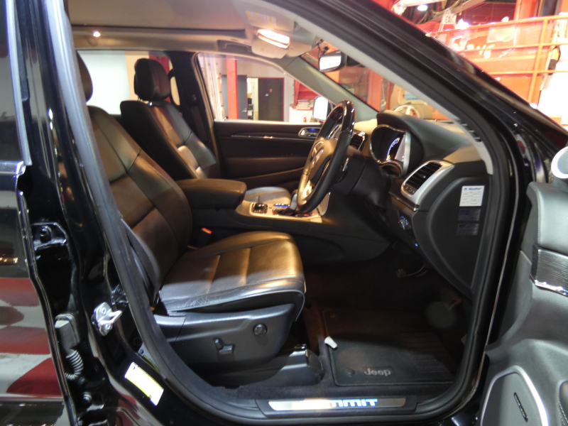 ジープ グランドチェロキー ｻﾐｯﾄ　正規D車 2019yﾓﾃﾞﾙ 黒革 ｻﾝﾙｰﾌ 純正20ｲﾝﾁAW Aｶｰﾌﾟﾚｲ Bｶﾒﾗ　2年保証