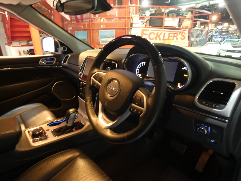 ジープ グランドチェロキー ｻﾐｯﾄ　正規D車 2019yﾓﾃﾞﾙ 黒革 ｻﾝﾙｰﾌ 純正20ｲﾝﾁAW Aｶｰﾌﾟﾚｲ Bｶﾒﾗ　2年保証