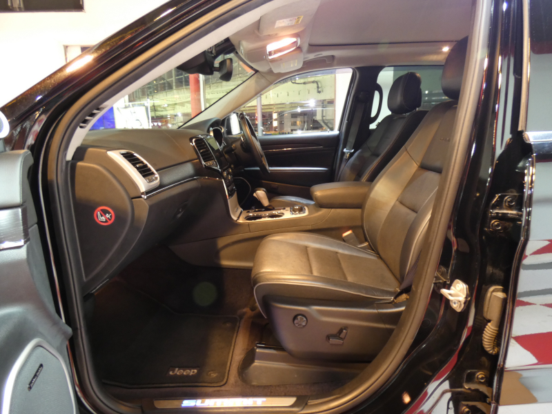 ジープ グランドチェロキー ｻﾐｯﾄ　正規D車 2019yﾓﾃﾞﾙ 黒革 ｻﾝﾙｰﾌ 純正20ｲﾝﾁAW Aｶｰﾌﾟﾚｲ Bｶﾒﾗ　2年保証