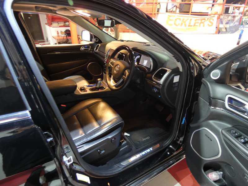 ジープ グランドチェロキー ｻﾐｯﾄ　正規D車 2019yﾓﾃﾞﾙ 黒革 ｻﾝﾙｰﾌ 純正20ｲﾝﾁAW Aｶｰﾌﾟﾚｲ Bｶﾒﾗ　2年保証