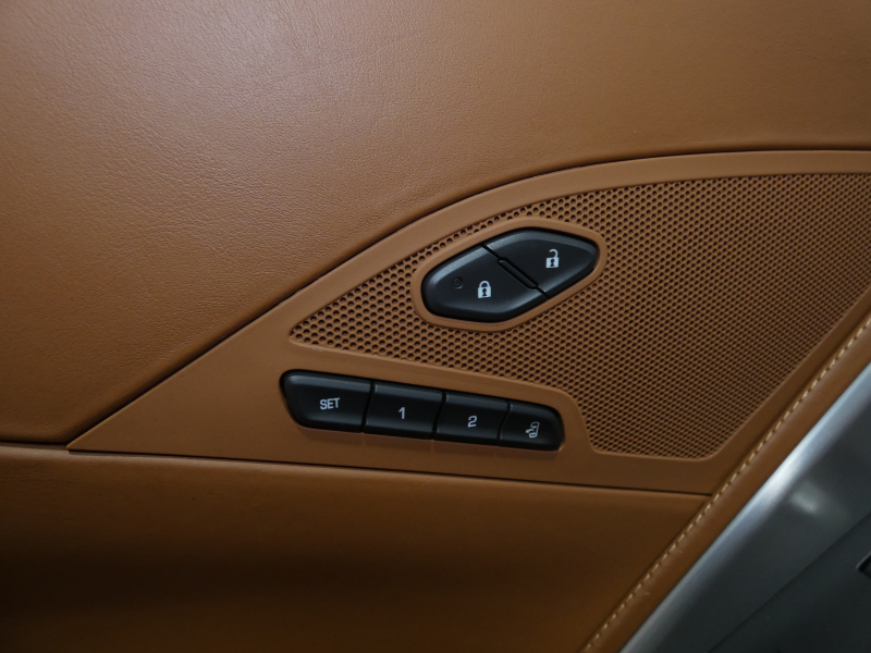 シボレー コルベット ｺﾝﾊﾞｰﾁﾌﾞﾙ Z51 3LT  2014年ﾓﾃﾞﾙ 正規ﾃﾞｨｰﾗｰ車   茶革 ｼｰﾄﾋｰﾀｰ&ｸｰﾗｰ TV BOSE Bｶﾒﾗ  2年保証