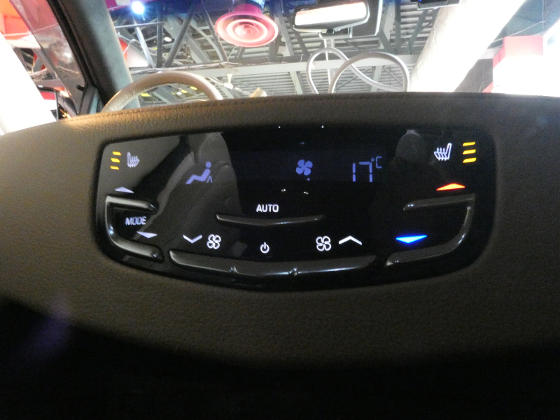 キャデラック エスカレード ﾌﾟﾗﾁﾅﾑ　正規D車  ﾍﾞｰｼﾞｭ革 ｻﾝﾙｰﾌ BOSE  ﾅﾋﾞTV Aｶｰﾌﾟﾚｲ LEDﾍｯﾄﾞﾗｲﾄ Bｶﾒﾗ　2年保証